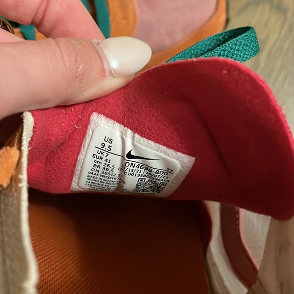 Nike shoes - Picture 3 of 4